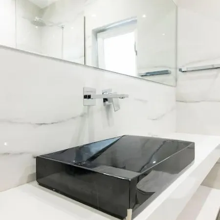 3 Bedroom New Modern Flat In The Heart Of Apartment